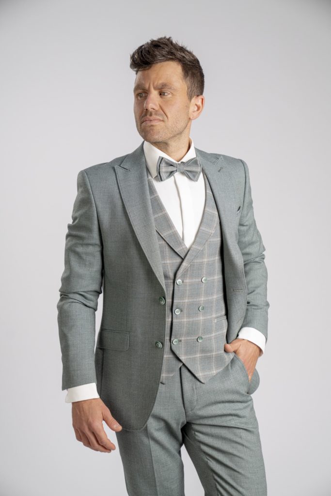 herrenzimmer-manzetti-3585-25-anzug-set-salbei-weste-kariert-hemd-fliege-slim-fit-vorne-1-min herrenzimmer-manzetti-3585-25-anzug-set-salbei-weste-kariert-hemd-fliege-slim-fit-vorne-1-min
