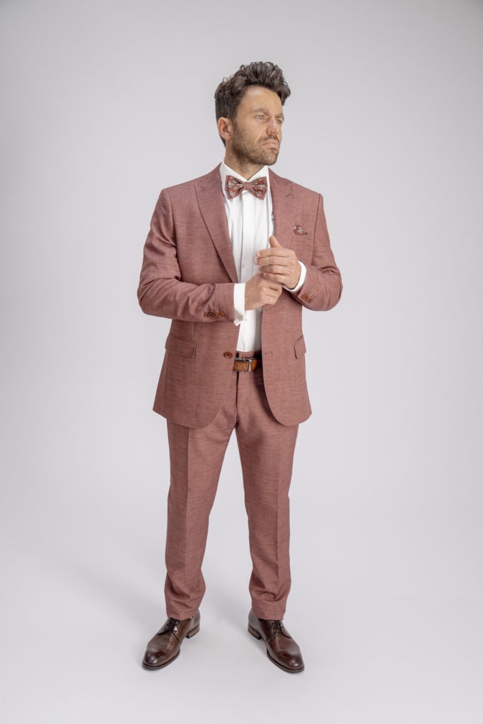 herrenzimmer-manzetti-5005-21-anzug-set-rost-slim-fit-weste-hemd-fliege-vorne-2-min herrenzimmer-manzetti-5005-21-anzug-set-rost-slim-fit-weste-hemd-fliege-vorne-2-min