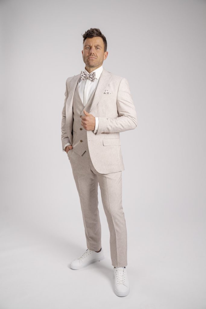 herrenzimmer-manzetti-5007-17-anzug-set-beige-leinen-weste-hemd-fliege-slim-fit-vorne-1-min herrenzimmer-manzetti-5007-17-anzug-set-beige-leinen-weste-hemd-fliege-slim-fit-vorne-1-min